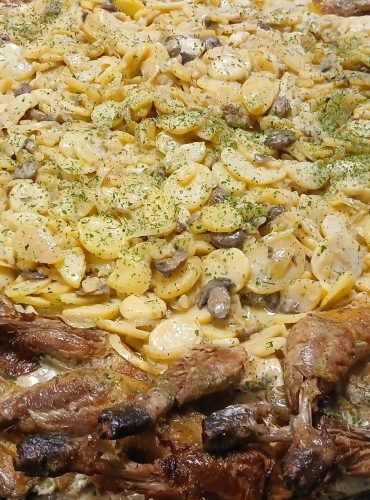 Pintade Normande traiteur Au Vrai Délice en cuisson dans une cuisine événementielle, faite maison et cuisinée sur place à Rouen en Normandie.