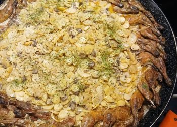 Pintade Normande traiteur Au Vrai Délice disposée en cercle autour des pommes de terre et champignons, faite maison et cuisinée sur place à Rouen en Normandie.