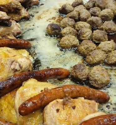 Couscous traiteur Au Vrai Délice vue de dessus montrant la semoule et les morceaux de viande, fait maison et cuisiné sur place à Rouen en Normandie.