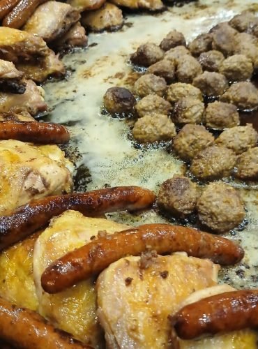Couscous traiteur Au Vrai Délice vue de dessus montrant la semoule et les morceaux de viande, fait maison et cuisiné sur place à Rouen en Normandie.