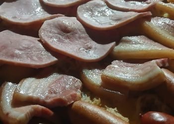 Choucroute traiteur Au Vrai Délice servie en assiette avec salades et pommes de terre, préparée sur place à Rouen, Normandie.