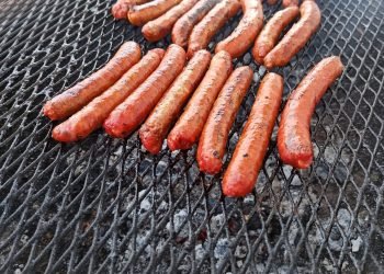 Barbecue traiteur Au Vrai Délice dévoile une rangée de saucisses grillées faites maison sur place à Rouen, Normandie.