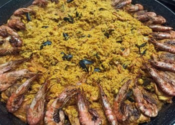 Paëlla traiteur Au Vrai Délice en cuisson dans une poêle professionnelle, faite maison et cuisinée sur place à Rouen en Normandie.