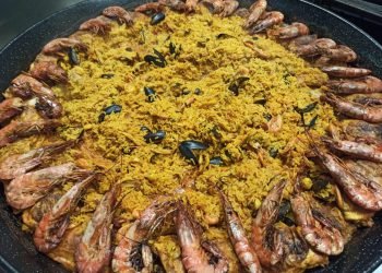 Paëlla traiteur Au Vrai Délice en cuisson dans une poêle professionnelle, faite maison et cuisinée sur place à Rouen en Normandie.