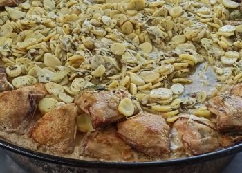 poulet_vallee_dauge_traiteur_fait_maison_sur_place_rouen_normandie Grande poêle de poulet Vallée d’Auge traiteur avec couvercle à proximité, préparée sur place par Au Vrai Délice à Rouen en Normandie et faite maison.
