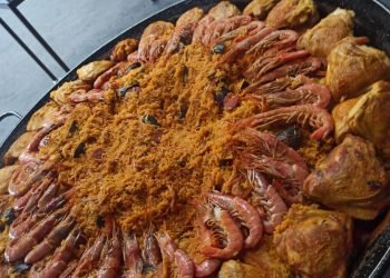 Paëlla traiteur Au Vrai Délice gros plan sur le riz safrané, faite maison et cuisinée sur place à Rouen en Normandie.