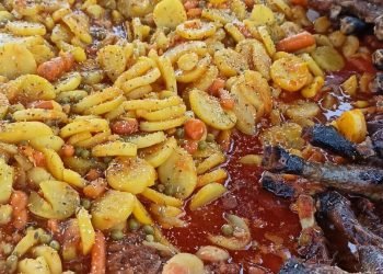 Canette printanière traiteur Au Vrai Délice est présentée en vue d’ensemble dans sa poêle avec des légumes printaniers fait maison servis sur place à Rouen, Normandie.