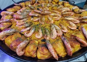 Paëlla traiteur Au Vrai Délice disposée dans une large poêle, faite maison et cuisinée sur place à Rouen en Normandie.